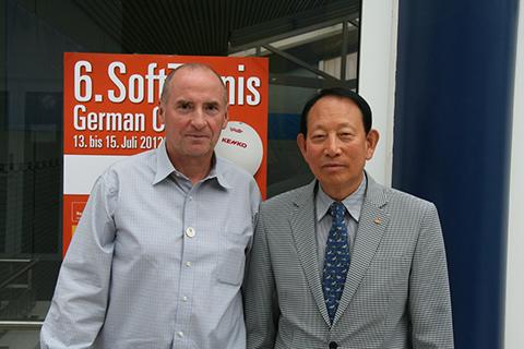 Uwe Biehl (1. Vorsitzender SoftTennis Deutschland e.V.) mit Sang-Ha Park (Präsident International SoftTennis Federation/ISTF)