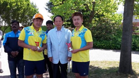 Sang-Ha Park (Präsident International SoftTennis Federation/ISTF) mit den  Siegern im Herren-Doppel aus Korea.